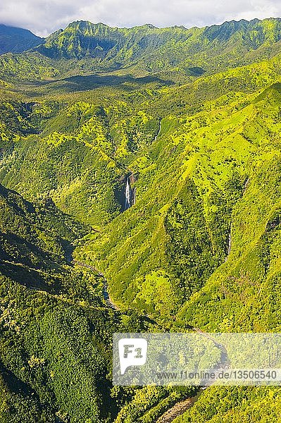 Luftaufnahme eines Wasserfalls im Landesinneren von Kauai Hawaii USA Nordamerika
