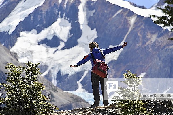 Frau beim Wandern am Cerro Fitz Roy  Nationalpark Los Glaciares  El Chaltén  Provinz Santa Cruz  Patagonien  Argentinien  Südamerika