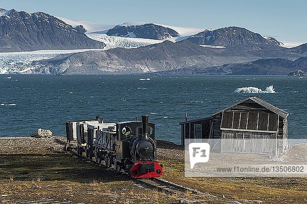 Historische Grubenbahn vor dem Kongsfjorden  Ny-Alesund  Spitzbergen  Svalbard-Inseln  Svalbard und Jan Mayen  Norwegen  Europa