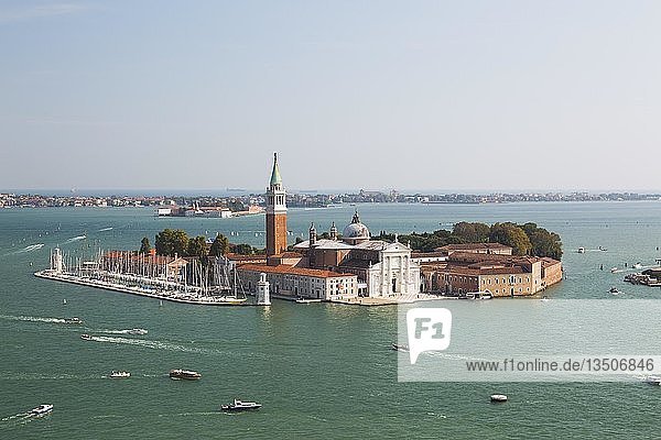 Blick von oben auf die Benediktinerkirche San Giorgio Maggiore aus dem 16. Jahrhundert auf der Insel San Giorgio Maggiore  Lagune von Venedig  Veneto  Italien  Europa