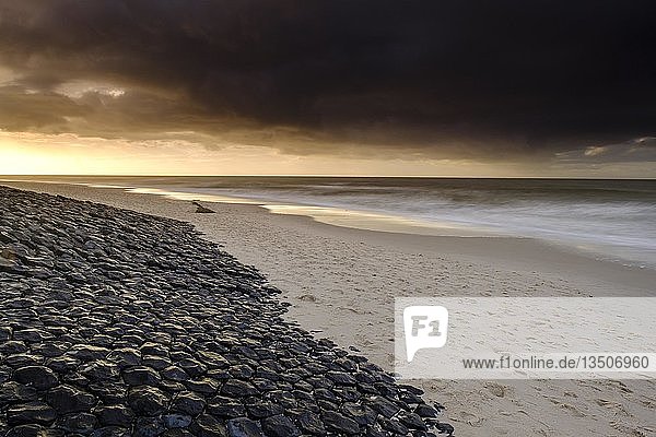 Mit Steinen befestigter Strandabschnitt Küstenschutz Weststrand Sylt Nordfriesland Schleswig-Holstein Deutschland Europa