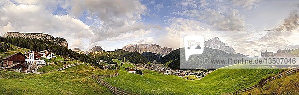 Sonnenuntergang mit bizarrem Wolkenhimmel und Blick auf Wolkenstein  Langkofel  Sellamassiv und die Stevia Berge  Nationalpark Puez-Geisler  Wolkenstein  Südtirol  Italien  Europa