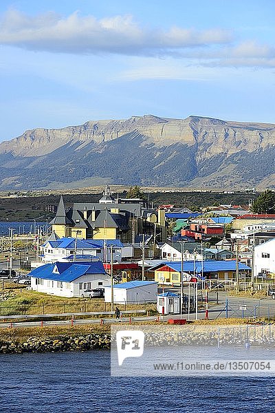 Stadtansicht  Golf Almante Montt  Puerto Natales  Provinz Ãšltima Esperanza  Chile  Südamerika