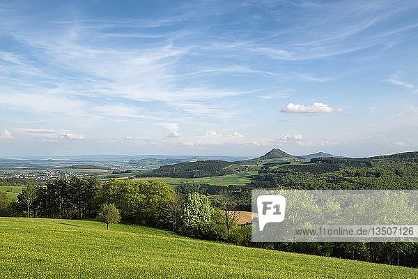 Aussichtspunkt Hegaublick mit Panoramablick auf die Vulkankegel von Hohenstoffeln  Hohenhewen  Hohentwiel und HohenkrÃ¤hen  Baden-WÃ¼rttemberg  Deutschland  Europa