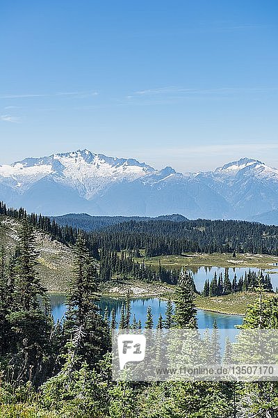 Kleine Seen vor schneebedeckten Bergen  Garibaldi Provincial Park  British Columbia  Kanada  Nordamerika