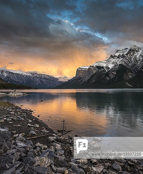 Sonnenuntergang am Lake Minnewanka  Berge mit Schnee  Banff  Banff National Park  Rocky Mountains  Alberta  Kanada  Nordamerika