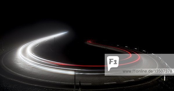 Passstraße mit Autos zur Schwägalp mit Sterne und Milchstraße Lichtspuren Schwägalp Urnäsch Appenzell Ausserrhoden Schweiz Europa