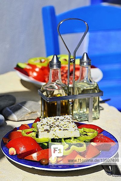 Griechischer Salat mit Schafskäse  serviert auf einem Teller  Essig und Öl auf der Rückseite  griechische Taverne  Mirtos  Kreta  Griechenland  Europa
