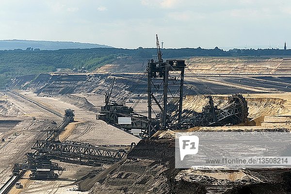 Schaufelradbagger im Tagebau Garzweiler Nordrhein-Westfalen Deutschland Europa