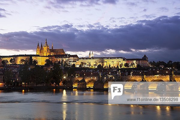 Karlsbrücke mit Prager Burg und Veitsdom  Abenddämmerung  Prag  Tschechische Republik  Europa