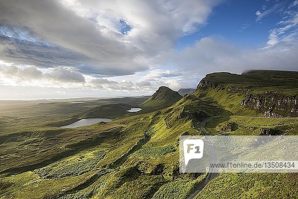 Morgenlicht in der felsigen Landschaft von Quiraing  Isle of Skye  Schottland  Vereinigtes Königreich  Europa