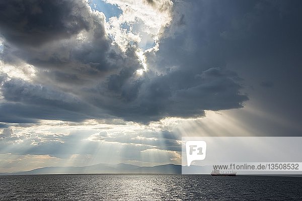 Silhouette eines Schiffes  Sonne bricht durch die Wolken über dem Amur in Wladiwostok  Russland  Europa