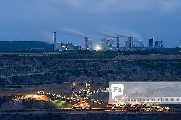 Tagebau Garzweiler mit den Kraftwerken Frimmersdorf und Neurath dahiner Nordrhein-Westfalen Deutschland Europa