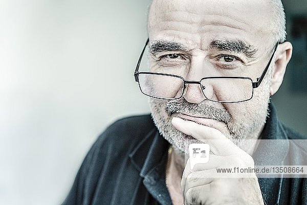 Senior mit Brille direkter Blick Portrait Deutschland Europa