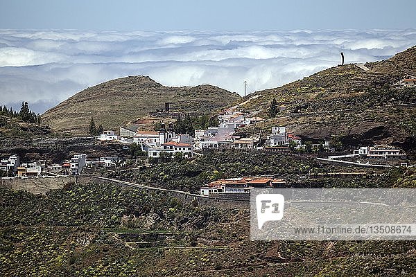 Bergdorf Artnenara  hinter den Passatwolken  Gran Canaria  Kanarische Inseln  Spanien  Europa