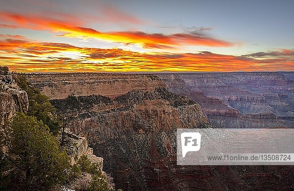 Schlucht des Grand Canyon bei Sonnenuntergang  Colorado River  Blick vom Hopi Point  erodierte Felslandschaft  South Rim  Grand Canyon National Park  bei Tusayan  Arizona  USA  Nordamerika