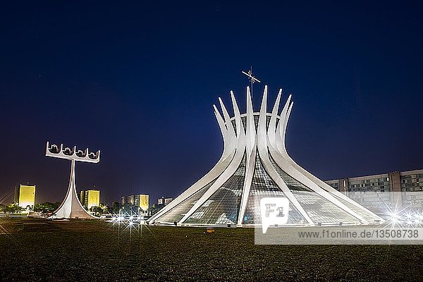 Kathedrale Catedral Metropolitana Nossa Senhora Aparecida bei Nacht  Architekt Oscar Niemeyer  BrasÃlia  Bundesdistrikt  Brasilien  Südamerika