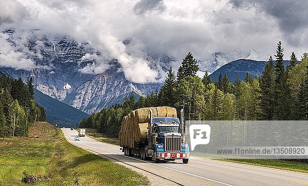 Mit Strohballen beladener Lastwagen auf dem Yellowhead Highway  dahinter Mount Robson  teilweise von Wolken bedeckt  Mount Robson Provincial Park  British Columbia  Kanada  Nordamerika