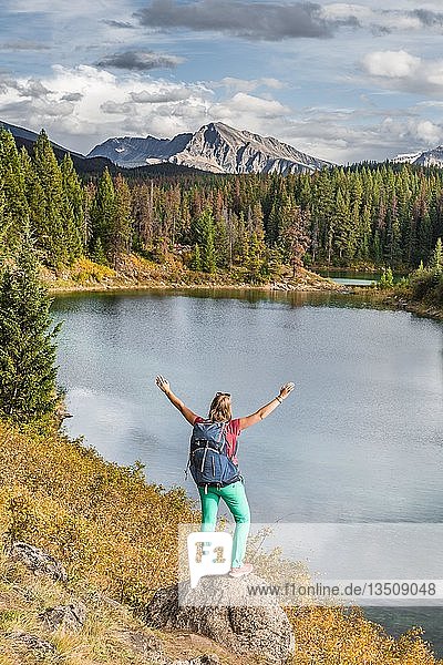 Junger Wanderer an einem See  Fourth Lake  Valley of the Five Lakes  Jasper National Park  hintere Berge  Alberta  Kanada  Nordamerika