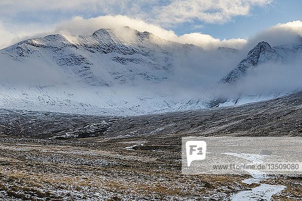 Verschneiter Weg in der Hochlandlandschaft  winterliche Cullins-Berge im Hintergrund  Carbost  Portree  Isle of Skye  Schottland  Vereinigtes Königreich  Europa