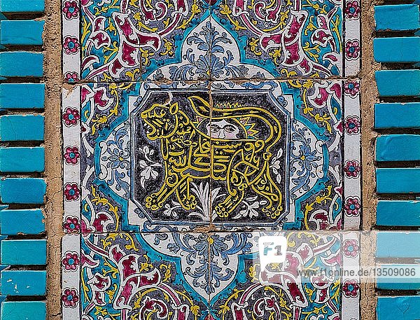 Kachelbild  Raubkatze  Blumendekor  Moschee Tekyeh Moaven-ol Molk  Kermanshah  Iran  Asien