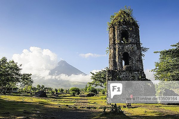 Cagsawa Ruinen vor dem Vulkan Mayon  Legazpi  Südliches Luzon  Philippinen  Asien