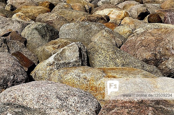 Viele nebeneinander liegende Findlinge