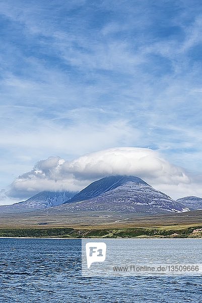 Mit Blick auf die Meerenge  den Sound of Islay  auf Jura mit den Paps of Jura  Isle of Islay  Innere Hebriden  Schottland  Vereinigtes Königreich  Europa