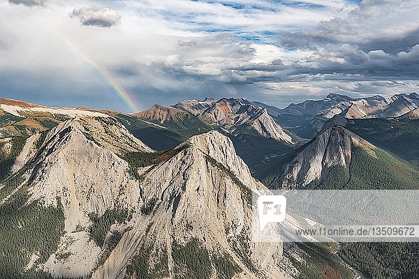 Panoramablick auf Berglandschaft mit Regenbogen  Gipfel mit orangefarbenen Schwefelablagerungen  unberührte Natur  Sulphur Skyline  Jasper National Park  British Columbia  Kanada  Nordamerika