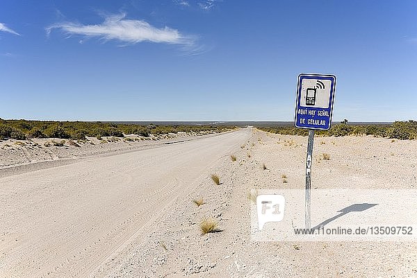 Hinweisschild auf eine Stelle mit Handyempfang neben endloser Schotterpiste Wüste der Halbinsel Valdes Patagonien Ostküste Atlantischer Ozean Argentinien Südamerika