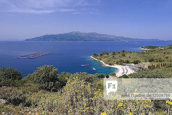 Küste mit Strand Gjiri i Hartes  hinter der griechischen Insel Korfu  National Park Butrint  zwischen Ksamil und Saranda  Sarandë  Ionisches Meer  Qark Vlora  Albanien  Europa
