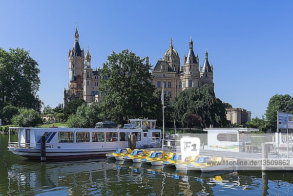 Schweriner Schloss und Schweriner See mit Booten  Schwerin  Mecklenburg-Vorpommern  Deutschland  Europa