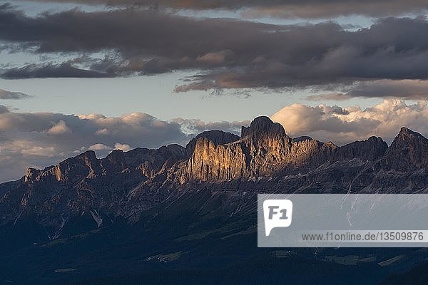 Rosengarten Bergkette im Abendlicht  Südtirol  Italien  Europa