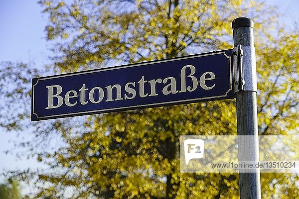 Betonstraße  Straßenschild in Milmersdorf  Brandenburg  Deutschland  Europa
