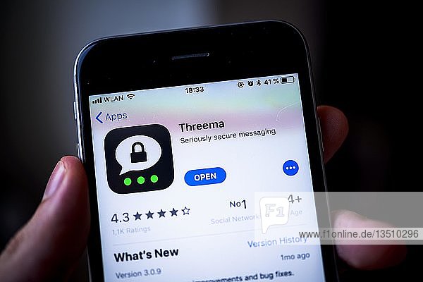 Hand hält iPhone mit Threema  sicherer Instant Messenger App  im Apple App Store  App-Symbol  Display  iPhone  iOS  Smartphone  Deutschland  Europa