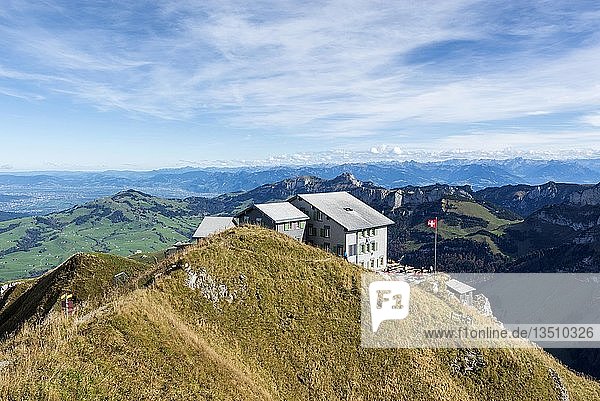 Berggasthof Schäfler in den Appenzeller Alpen  im Hintergrund der Hohe Kasten  Kanton Appenzell Innerrhoden  Schweiz  Europa