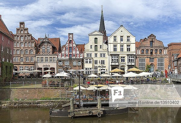 Historische Bürgerhäuser und Kaufmannshäuser  Alter Hafen  Altstadt  Lüneburg  Niedersachsen  Deutschland  Europa