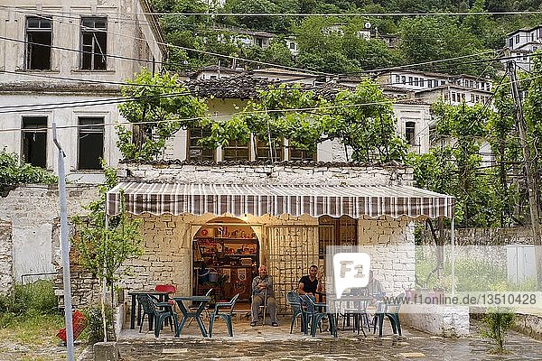 Trödelladen mit Café  Stadtteil Gorica  Berat  Qark Berat  Albanien  Europa