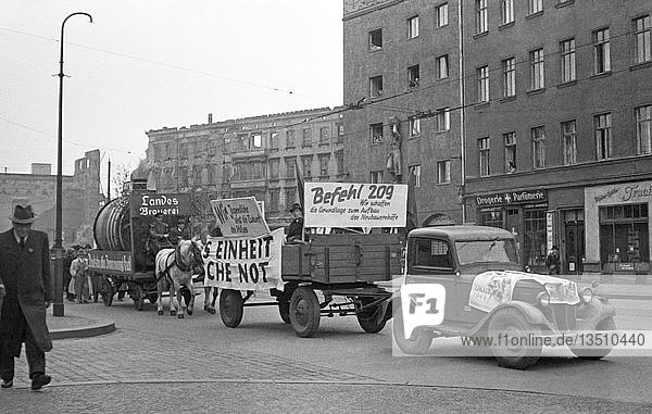 Demonstration für die Bodenreform  1946  Johannisplatz  Leipzig  Sachsen  DDR  Deutschland  Europa