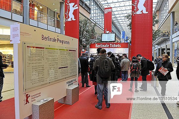 Besucher der Berlinale beim Kauf von Kinokarten  beim Lesen des Programms  Berlin  Deutschland  Europa