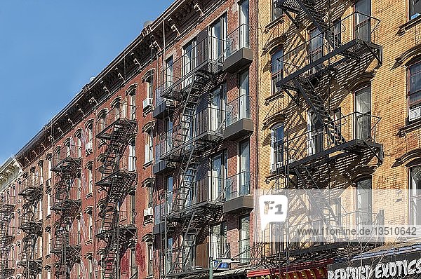 Fassaden mit schmiedeeisernen Feuerleitern in der Bedford Avenue in Williamsburg  Brooklyn  New York City  USA  Nordamerika