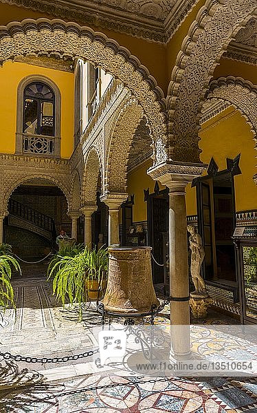 Palast aus dem 16. Jahrhundert  maurische Architektur  mit römischem Mosaik verzierter Innenhof  Skulpturen  Palacio de la Condesa de Lebrija  Sevilla  Andalusien  Spanien  Europa