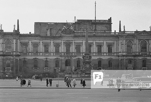 Ruine Museum der bildenden Künste vor dem Abriss abgerissen 1968 Karl-Marx-Platz heute Augustusplatz Leipzig Sachsen DDR Deutschland Europa