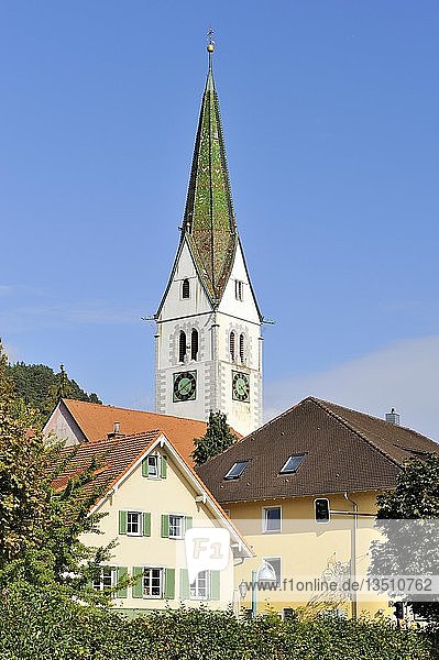 Kirchturm der Pfarrkirche St. Martin in der Gemeinde Sipplingen  Bodensee  Bodenseekreis  Baden-Württemberg  Deutschland  Europa