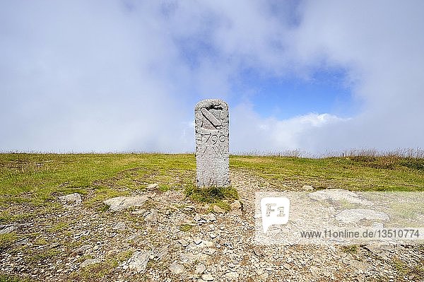 Alter Badischer Grenzstein aus dem Jahre 1790 auf dem Belchen 1414 m Breisgau Hochschwarzwald Baden-Württemberg Deutschland Europa