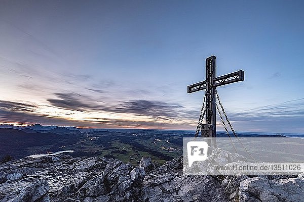 Gipfelkreuz auf dem Gipfel des Schober  Flachgau  Salzkammergut  Salzburger Land  Salzburg  Österreich  Europa