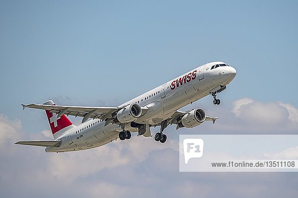 Airbus A321-111 der Schweizer Fluggesellschaft beim Start  bewölkter Himmel  Schweiz  Europa