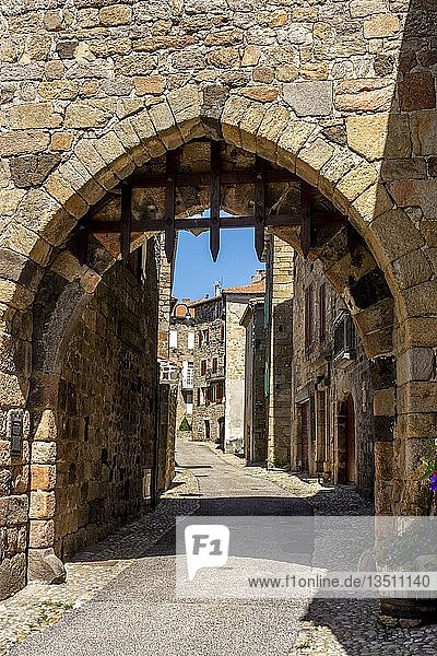Eingangsportal von Pradelles les plus beaux villages de France am Stevenson Trail Departement Haute-Loire Auvergne Rhone Alpes Frankreich Europa