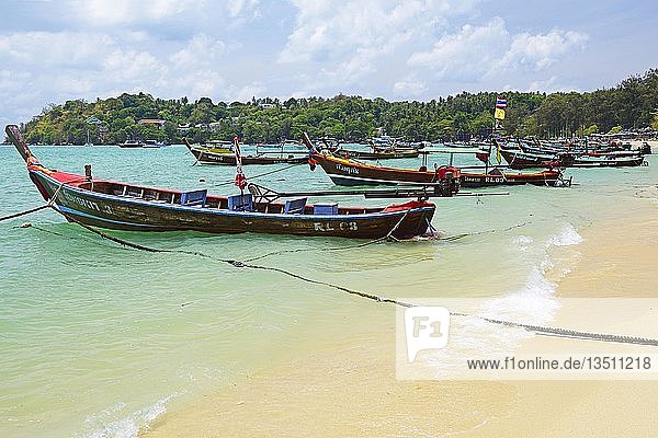 Typische bunte Longtail-Boote  Rawai Beach  Phuket  Thailand  Asien
