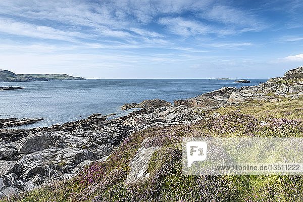 Felsige Küstenlandschaft in der Clashnessie Bay am Atlantik Grafschaft Sutherland Schottland Großbritannien Europa